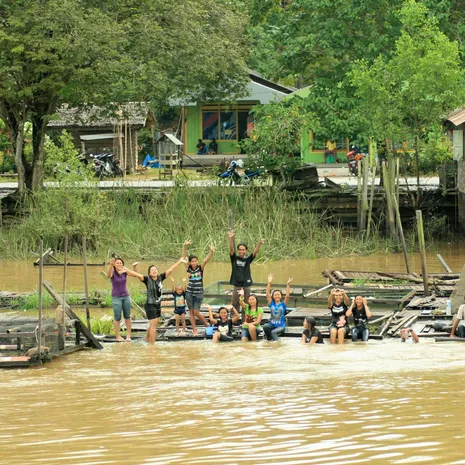 indonesie-Mahakamrivier-zwaaiende-kinderen_2_127747