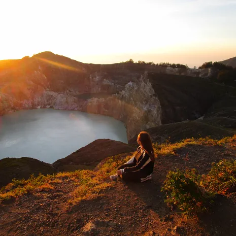 Geniet van de zonsopkomst bij de Kelimutu-vulkaan in de omgeving van Moni, Flores, Indonesië