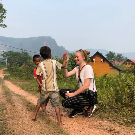 Medewerker Melany speelt met kinderen in de Harau Vallei