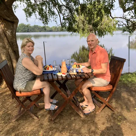 Romantisch ontbijten in de safarilodge in Wilpattu, Sri Lanka