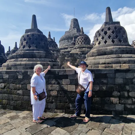 Erika en Willem bij de Borobodur Tempel op Java