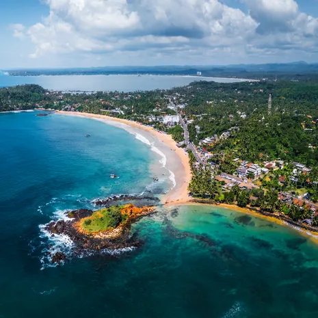 Helder blauw water en uitzicht op Mirissa in Sri Lanka