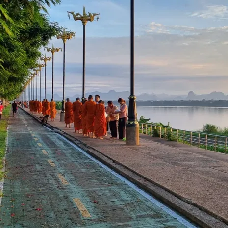 In Nakhon Phanom kun je in de vroege ochtend offers brengen aan de monniken
