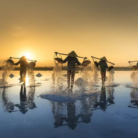 Zout oogsten in Vietnam bij Nha Trang