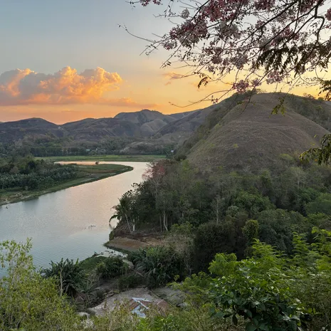 Mooie zonsondergang op Sumba, Indonesië