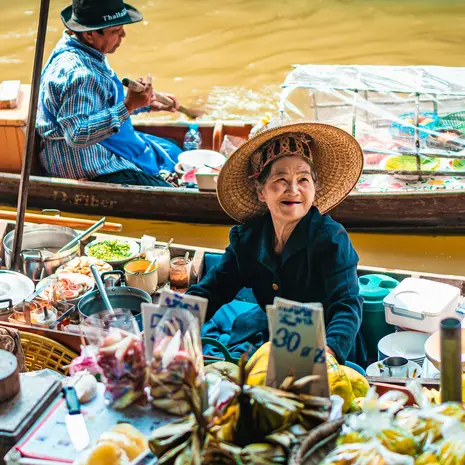 De drijvende markt in Bangkok, Thailand