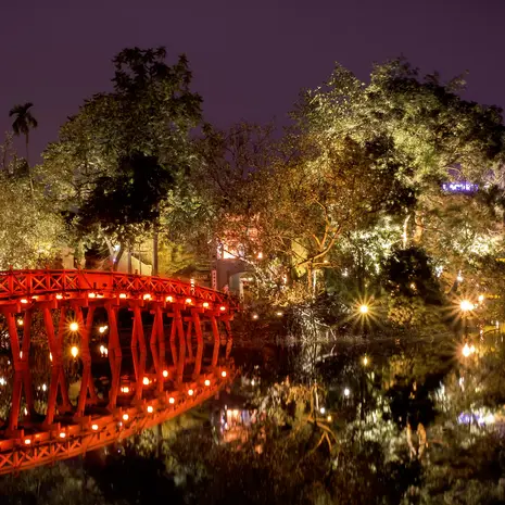 Thue Huc brug in Hanoi bij avondlicht