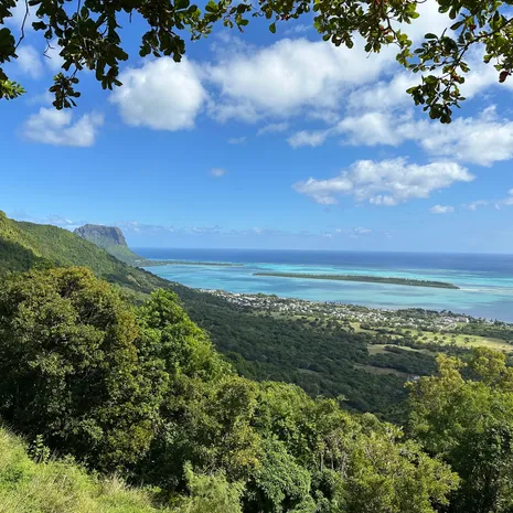 Uitzicht over de blauwe zee van Mauritius