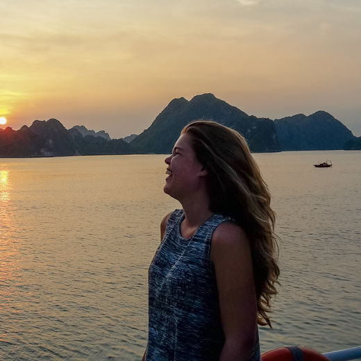 Wendy uitkijkend op op de zonsondergang
