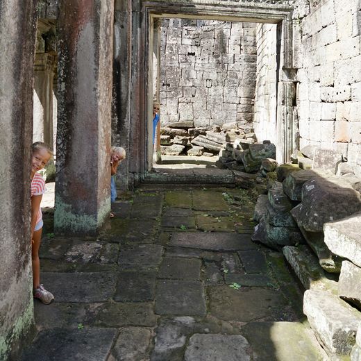 Kinderen in het tempelcomplex Angkor Wat, Cambodja