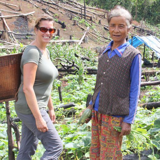 Gionne in Mondulkiri met lokale vrouw