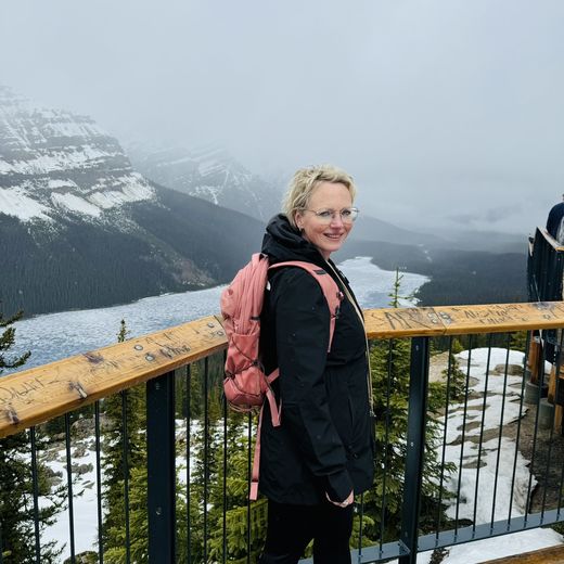 Collega Janine bij Peyto Lake in Canada