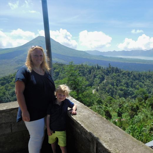 Samen genieten van het uitzicht bij Batur meer op Bali