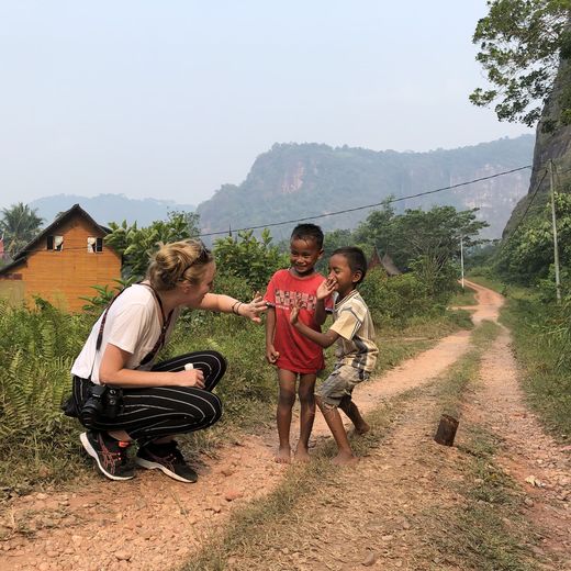 Melany met kindjes in Sumatra Harauvallei