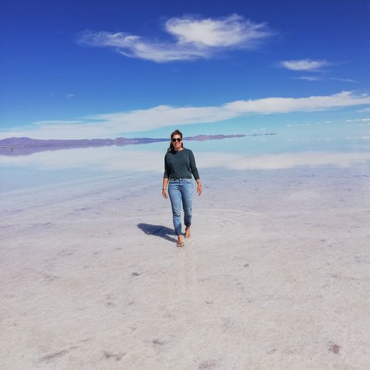 Collega Elza op de spiegel van Salar de Uyuni