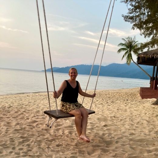 Collega Annet op een strand in Maleisië