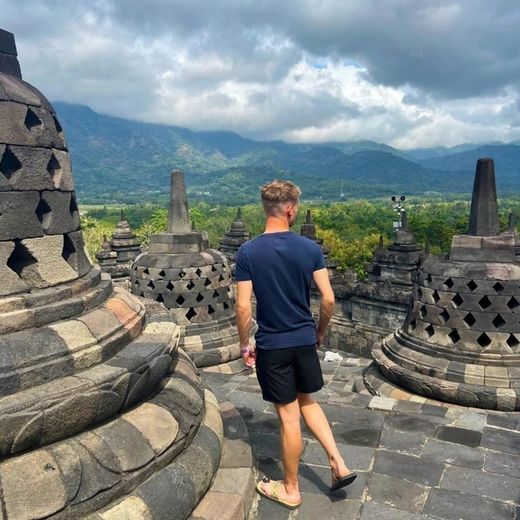 Medewerker Barry bij de Borobudur op Java
