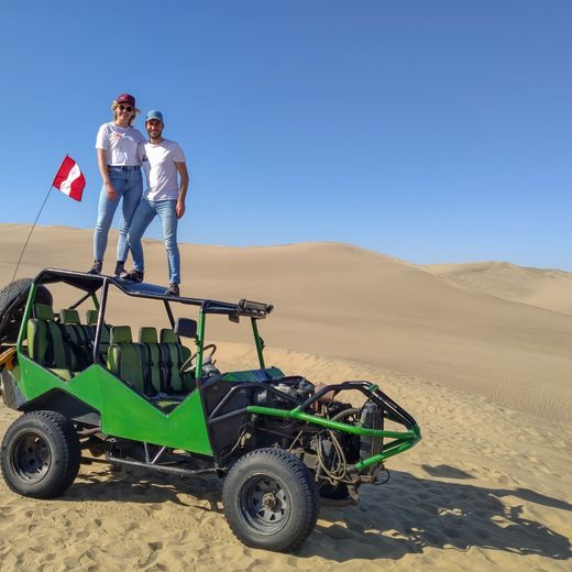 Sandbuggy in woestijn bij Ica