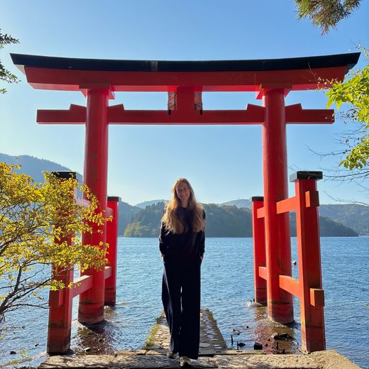 Nica bij de Torii Gate in Hakone, Japan