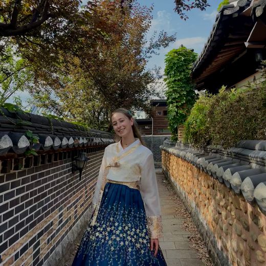 Nica in een traditionele Hanbok in Jeonju, Zuid-Korea