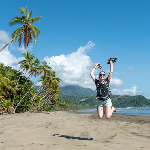 Collega Tamara op het strand van Costa Rica