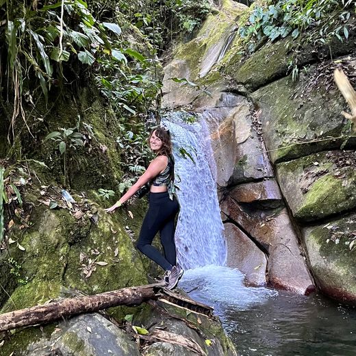 Collega Dewi in Minca bij de watervallen
