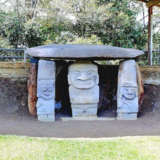 Standbeelden in het archeologische park van San Augustín