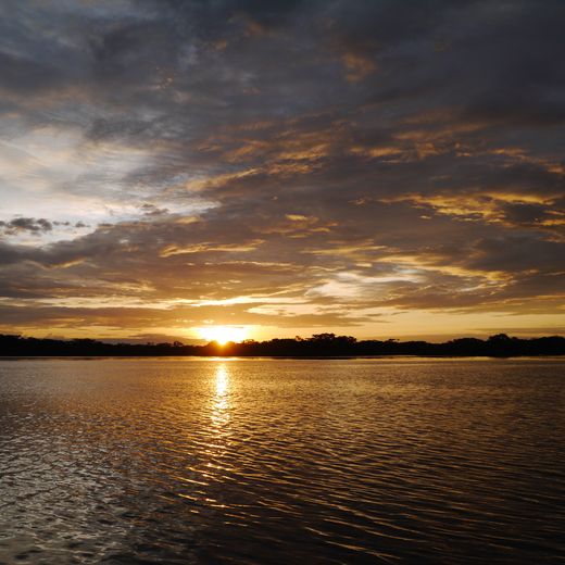 Zonsondergang bij Laguna Grande in Ecuador