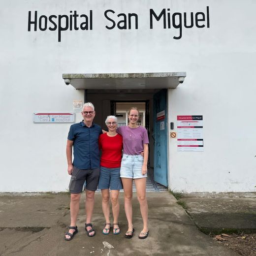 Martin en Everdien met hun dochter voor het ziekenhuis van Puerto El Carmen de Putumayo