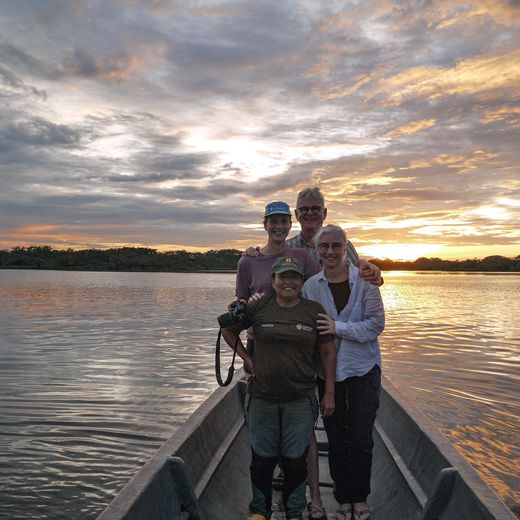 Martin, Everdien en hun dochter met de gids bij Laguna Grande, Ecuador
