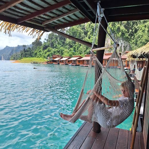 In Khao Sok NP sliep het gezin op drijvende rafts