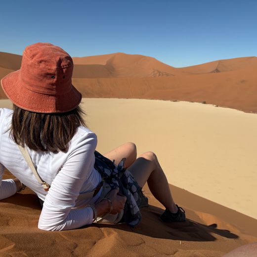 Collega Lisenka in de Dodevlei in Namibië
