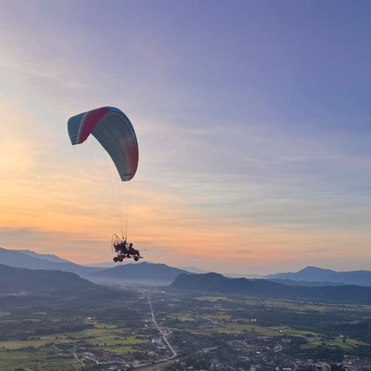 Paramotoren in Vang Vieng, Laos