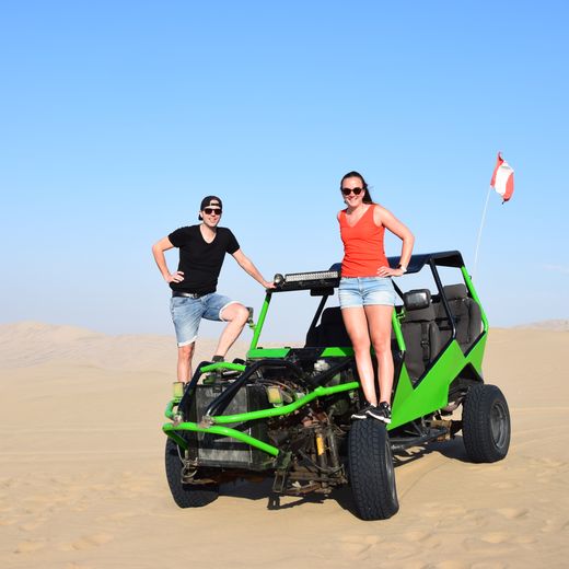 Sandbuggy in woestijn bij Ica