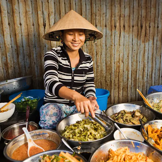 Vietnamees eten op de lokale markt Vietnamees eten op de lokale markt