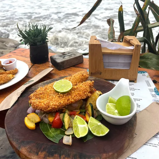 eten aan de kust in Colombia.jpg